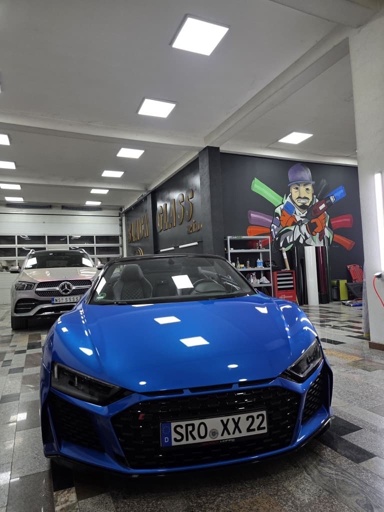 Audi R8 Spyder mit geöffnetem Verdeck — Blick auf Cockpit und Sportsitze